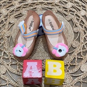 Sandal with open toe.